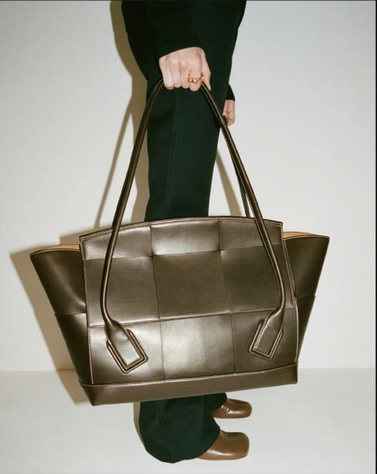 Daniel Lee quit! Hurry up and buy Bottega Veneta replica bags! (2022 Updated)-Best Quality designer Bag Review, and online shopping, designer bag ru Daniel Lee quit! Hurry up and buy Bottega Veneta replica bags! (2022 Updated)-Best Quality designer Bag Review, and online shopping, designer bag ru