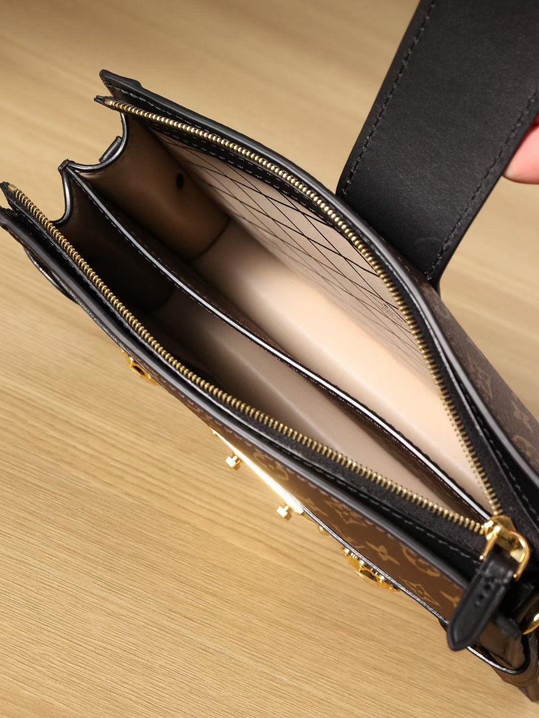 Louis Vuitton stores can not buy, why I buy top replica M43596 TRUNK CLUTCH bags? (2022 updated))-Best Quality designer Bag Review, and online shopping, designer bag ru