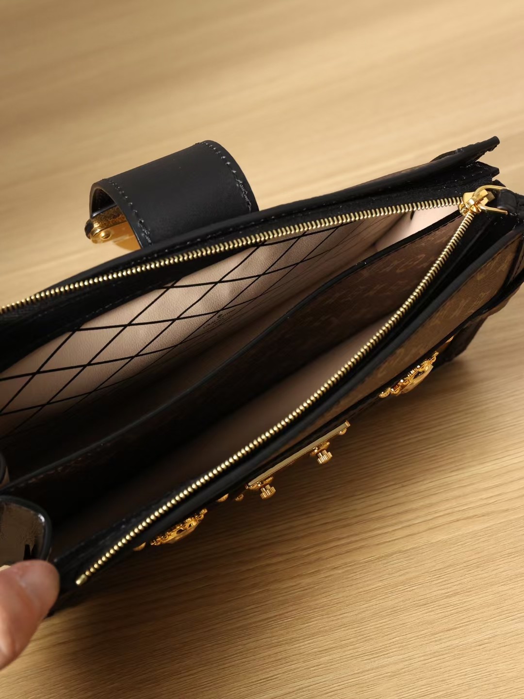 Louis Vuitton stores can not buy, why I buy top replica M43596 TRUNK CLUTCH bags? (2022 updated))-Best Quality designer Bag Review, and online shopping, designer bag ru
