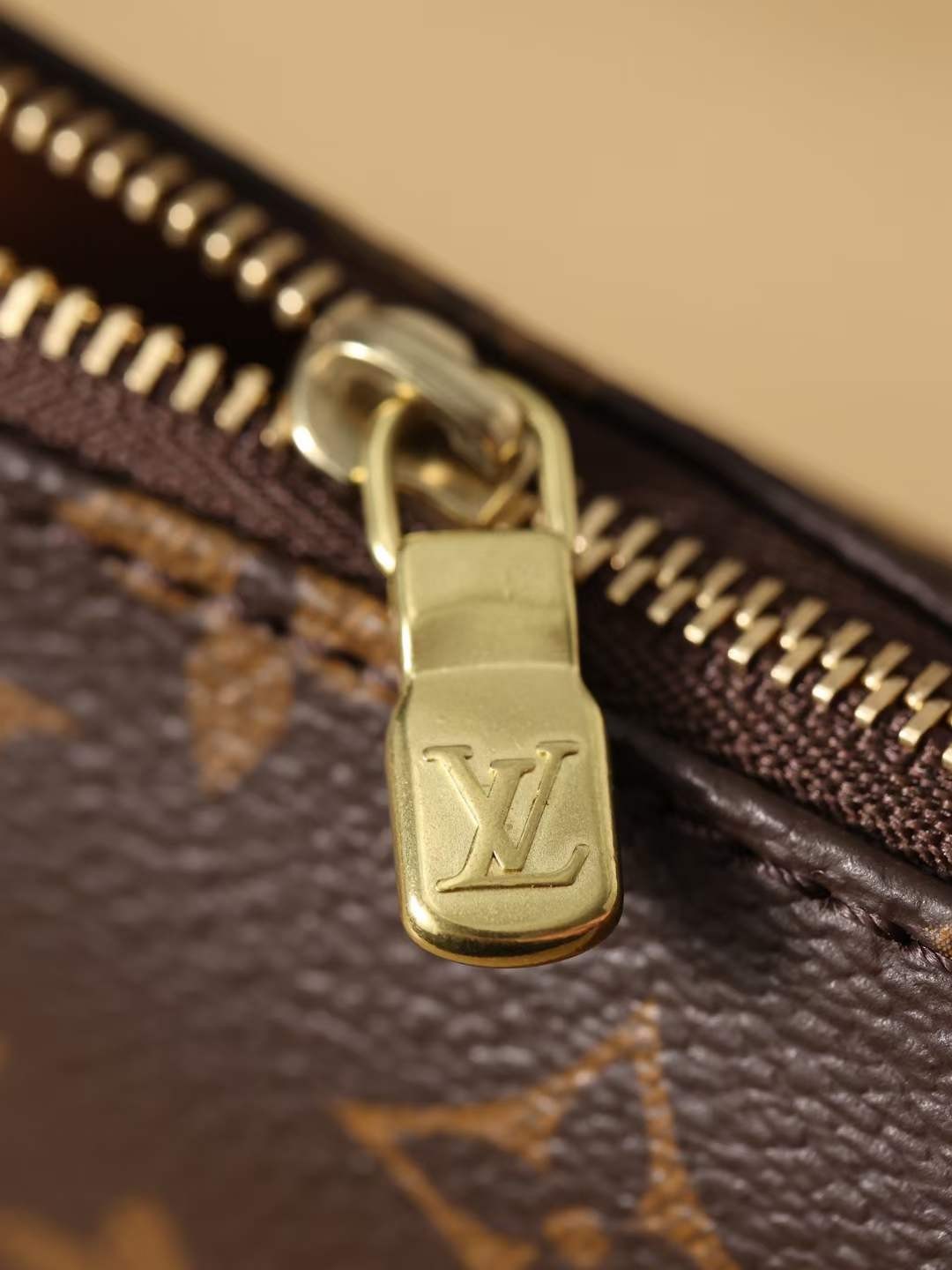 Louis Vuitton M40712 Pochette Accessoires top replica bag 23.5 x 13.5 x 4 cm hardware details (2022 Edition)-Best Quality designer Bag Review, and online shopping, designer bag ru