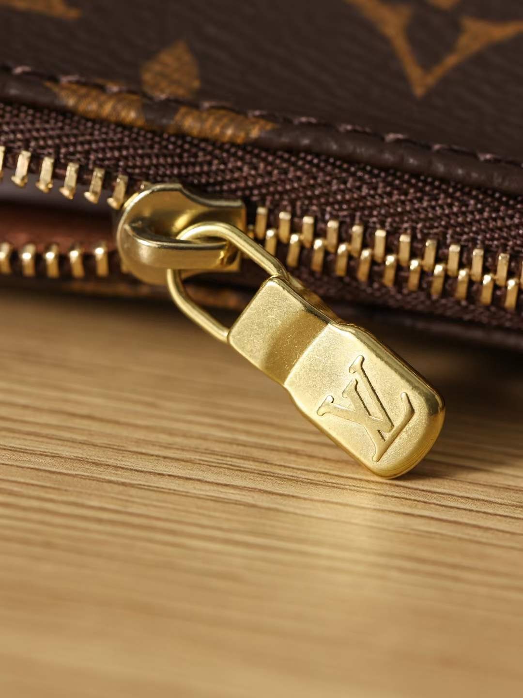 Louis Vuitton M40712 Pochette Accessoires top replica bag 23.5 x 13.5 x 4 cm hardware details (2022 Edition)-Best Quality designer Bag Review, and online shopping, designer bag ru