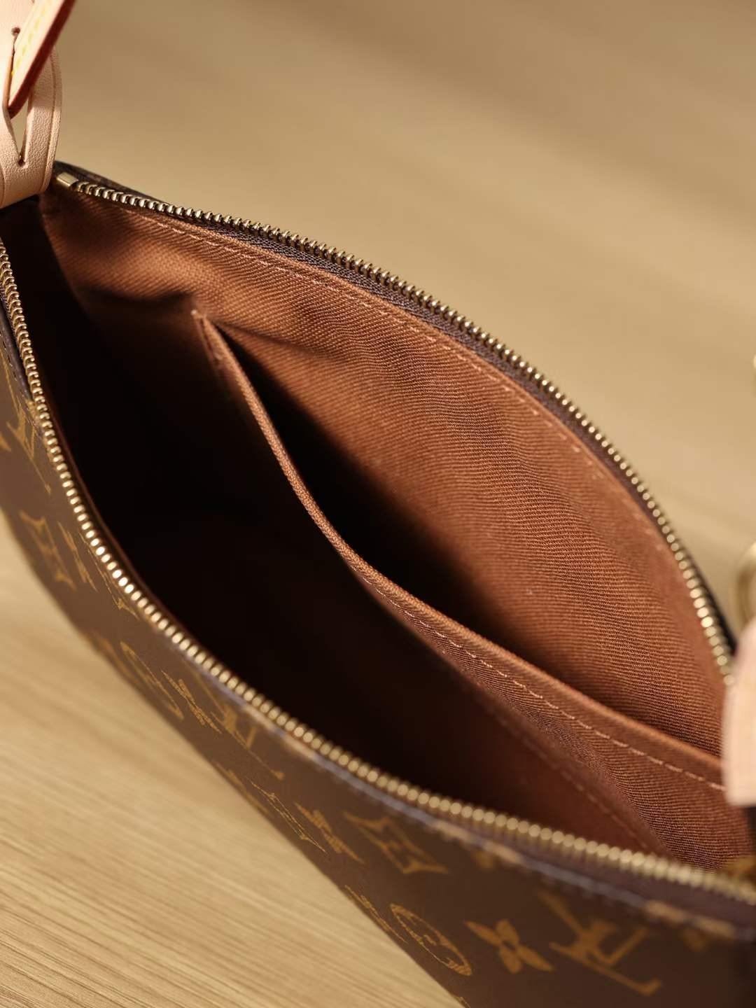 Louis Vuitton M40712 Pochette Accessoires 23.5 x 13.5 x 4 cm Inside pocket detail (2022 Special)-Best Quality designer Bag Review, and online shopping, designer bag ru