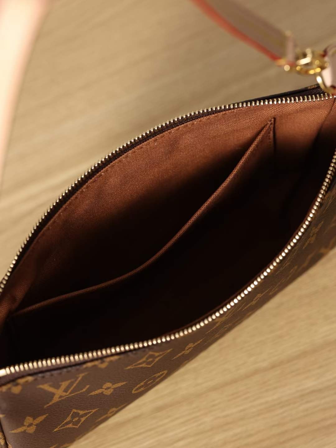 Louis Vuitton M40712 Pochette Accessoires 23.5 x 13.5 x 4 cm Inside pocket detail (2022 Special)-Best Quality designer Bag Review, and online shopping, designer bag ru