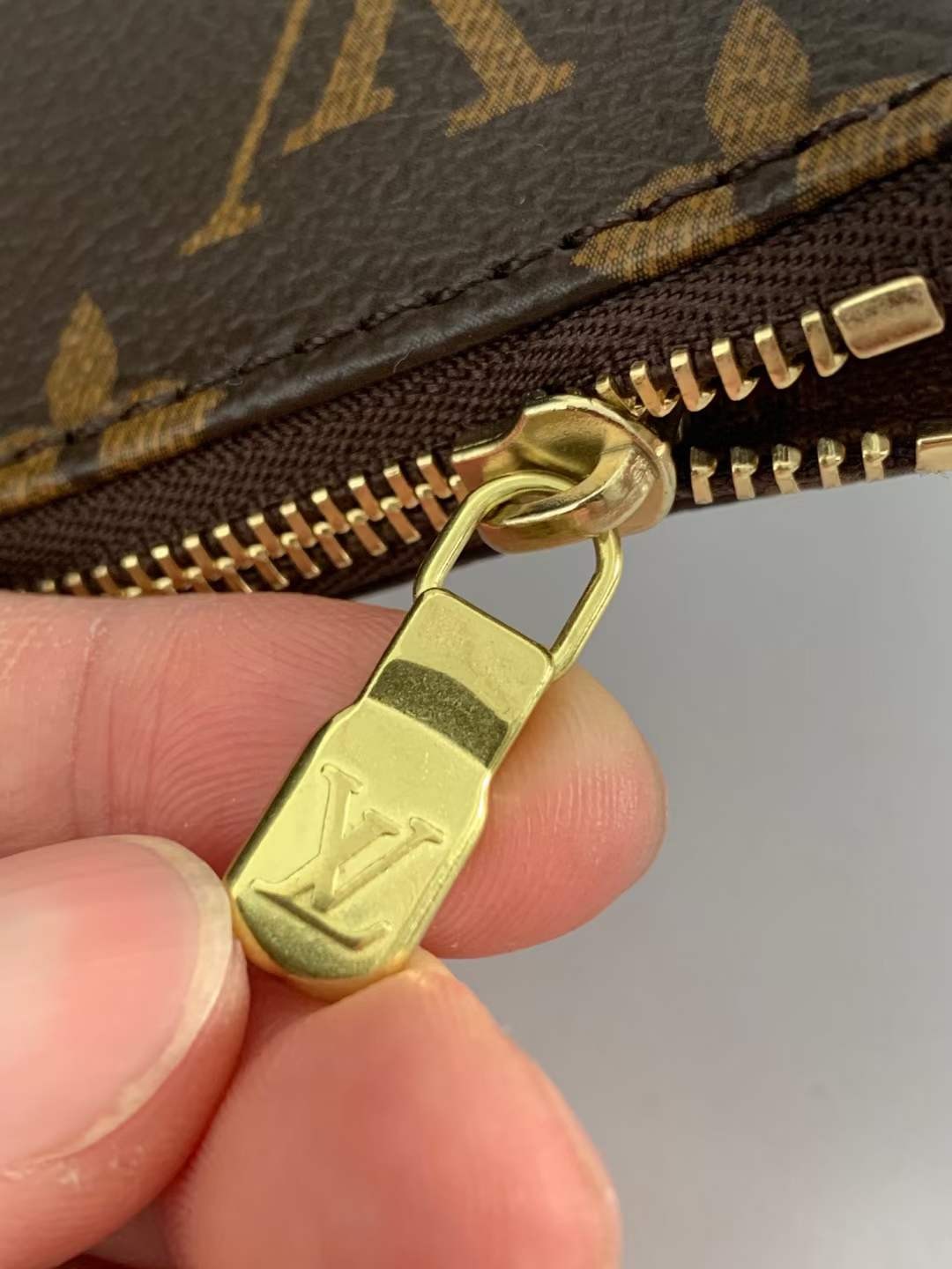 Louis Vuitton M40712 Pochette Accessoires 23.5 x 13.5 x 4 cm Leather surface details (2022 Edition)-Best Quality designer Bag Review, and online shopping, designer bag ru Louis Vuitton M40712 Pochette Accessoires 23.5 x 13.5 x 4 cm Leather surface details (2022 Edition)-Best Quality designer Bag Review, and online shopping, designer bag ru