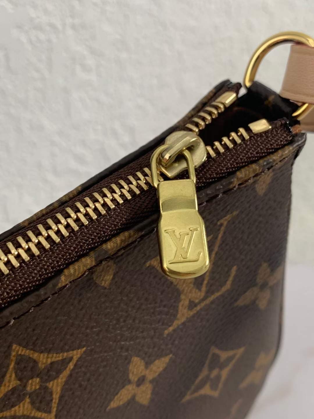 Louis Vuitton M40712 Pochette Accessoires 23.5 x 13.5 x 4 cm Leather surface details (2022 Edition)-Best Quality designer Bag Review, and online shopping, designer bag ru Louis Vuitton M40712 Pochette Accessoires 23.5 x 13.5 x 4 cm Leather surface details (2022 Edition)-Best Quality designer Bag Review, and online shopping, designer bag ru
