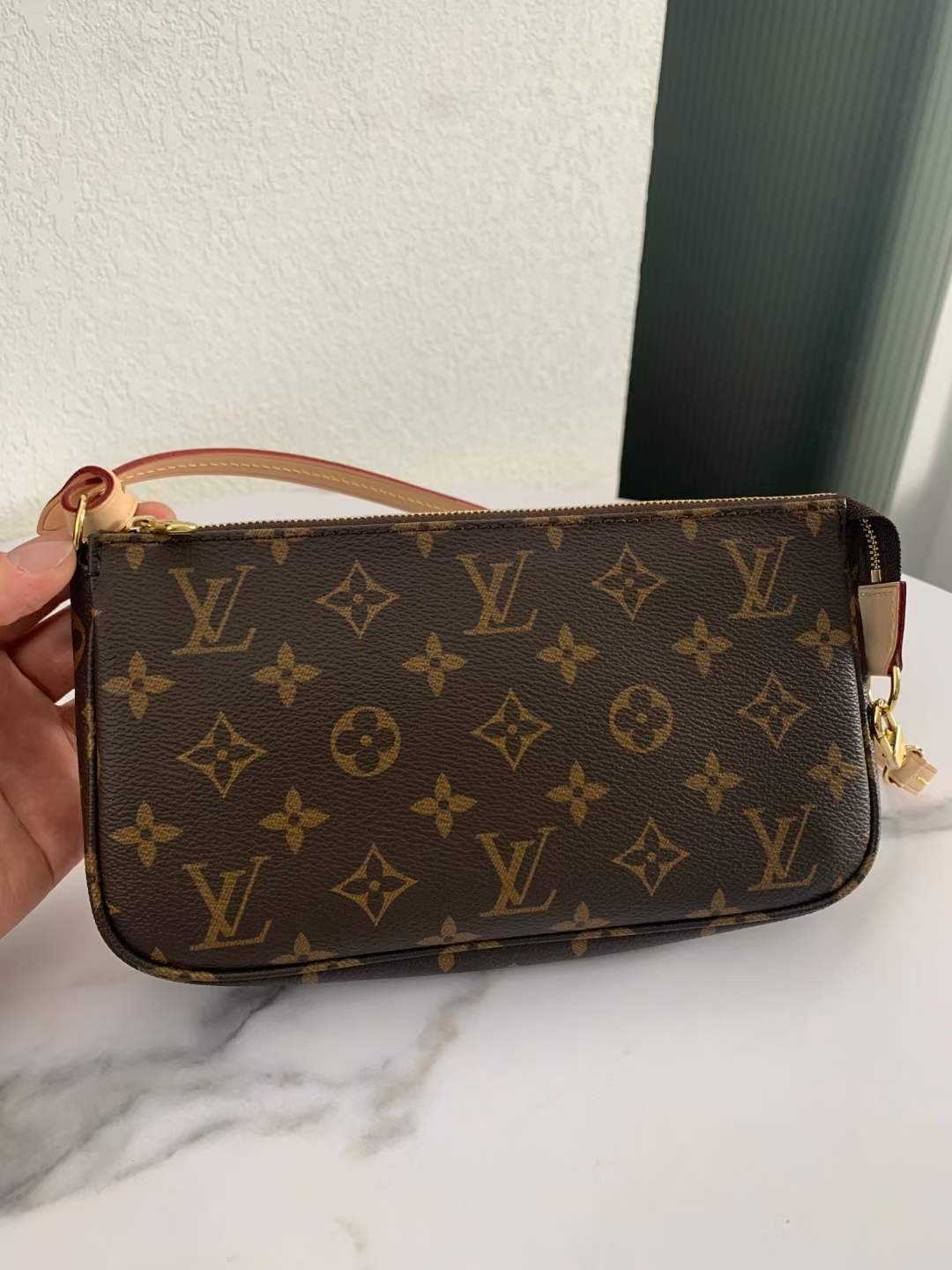 Louis Vuitton M40712 Pochette Accessoires 23.5 x 13.5 x 4 cm Leather surface details (2022 Edition)-Best Quality designer Bag Review, and online shopping, designer bag ru Louis Vuitton M40712 Pochette Accessoires 23.5 x 13.5 x 4 cm Leather surface details (2022 Edition)-Best Quality designer Bag Review, and online shopping, designer bag ru