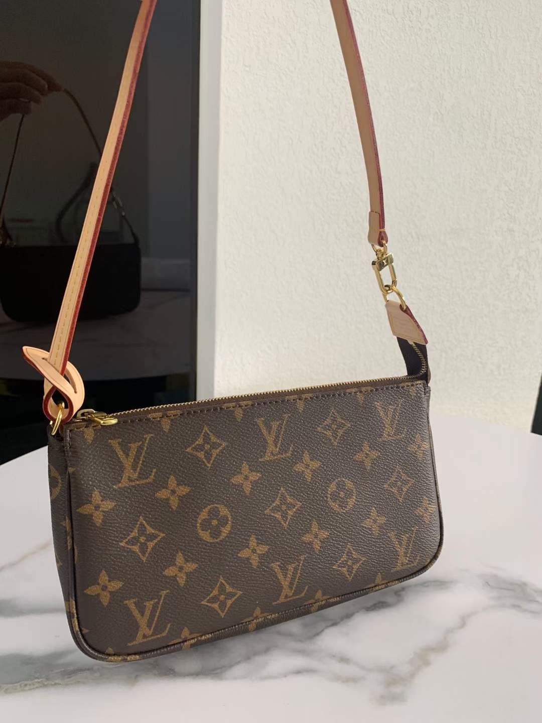 Louis Vuitton M40712 Pochette Accessoires 23.5 x 13.5 x 4 cm Leather surface details (2022 Edition)-Best Quality designer Bag Review, and online shopping, designer bag ru Louis Vuitton M40712 Pochette Accessoires 23.5 x 13.5 x 4 cm Leather surface details (2022 Edition)-Best Quality designer Bag Review, and online shopping, designer bag ru