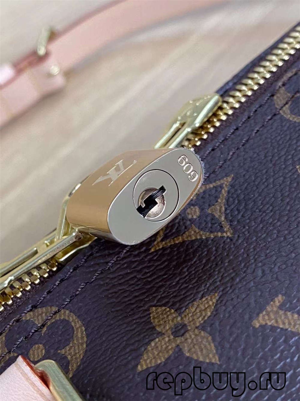 Louis Vuitton M41113 Speed 25 Top Replica Handbags Hardware Details (2022 Updated)-Best Quality designer Bag Review, and online shopping, designer bag ru