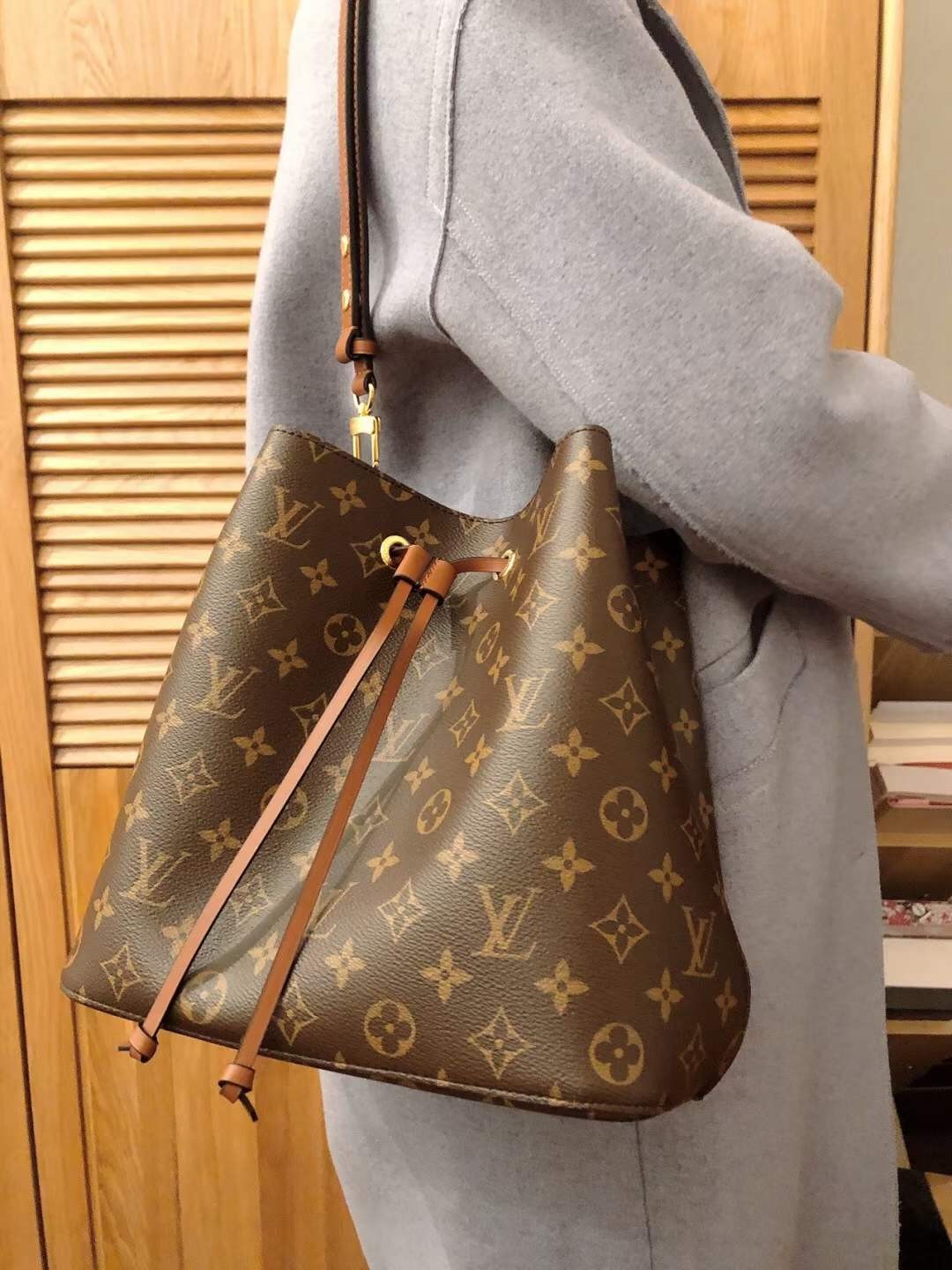 Louis Vuitton M44887 NÉONOÉ Top Replica Handbag Carrying Effect (2022 Latest)-Best Quality designer Bag Review, and online shopping, designer bag ru