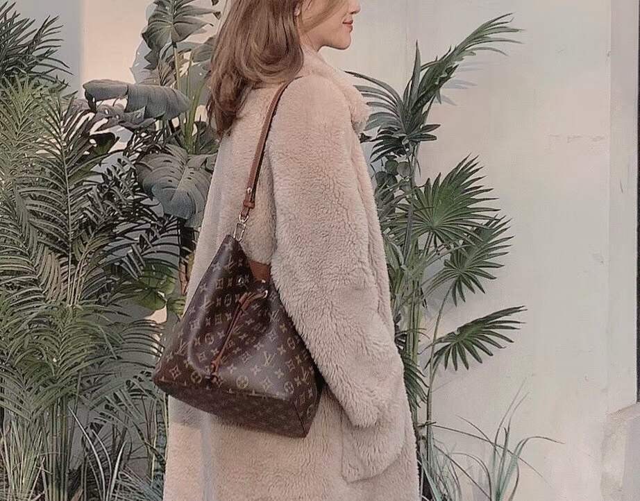 Louis Vuitton M44887 NÉONOÉ Top Replica Handbag Carrying Effect (2022 Latest)-Best Quality designer Bag Review, and online shopping, designer bag ru