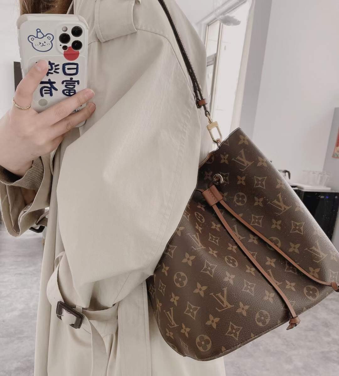 Louis Vuitton M44887 NÉONOÉ Top Replica Handbag Carrying Effect (2022 Latest)-Best Quality designer Bag Review, and online shopping, designer bag ru