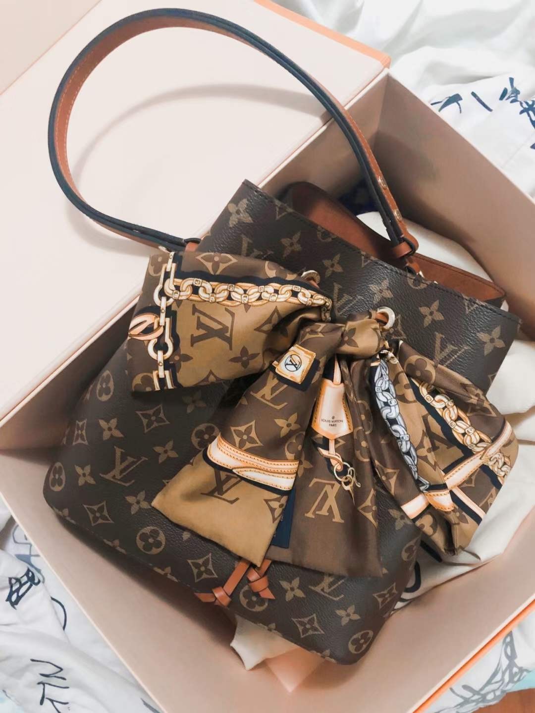 Louis Vuitton M44887 NÉONOÉ Top Replica Handbag Carrying Effect (2022 Latest)-Best Quality designer Bag Review, and online shopping, designer bag ru