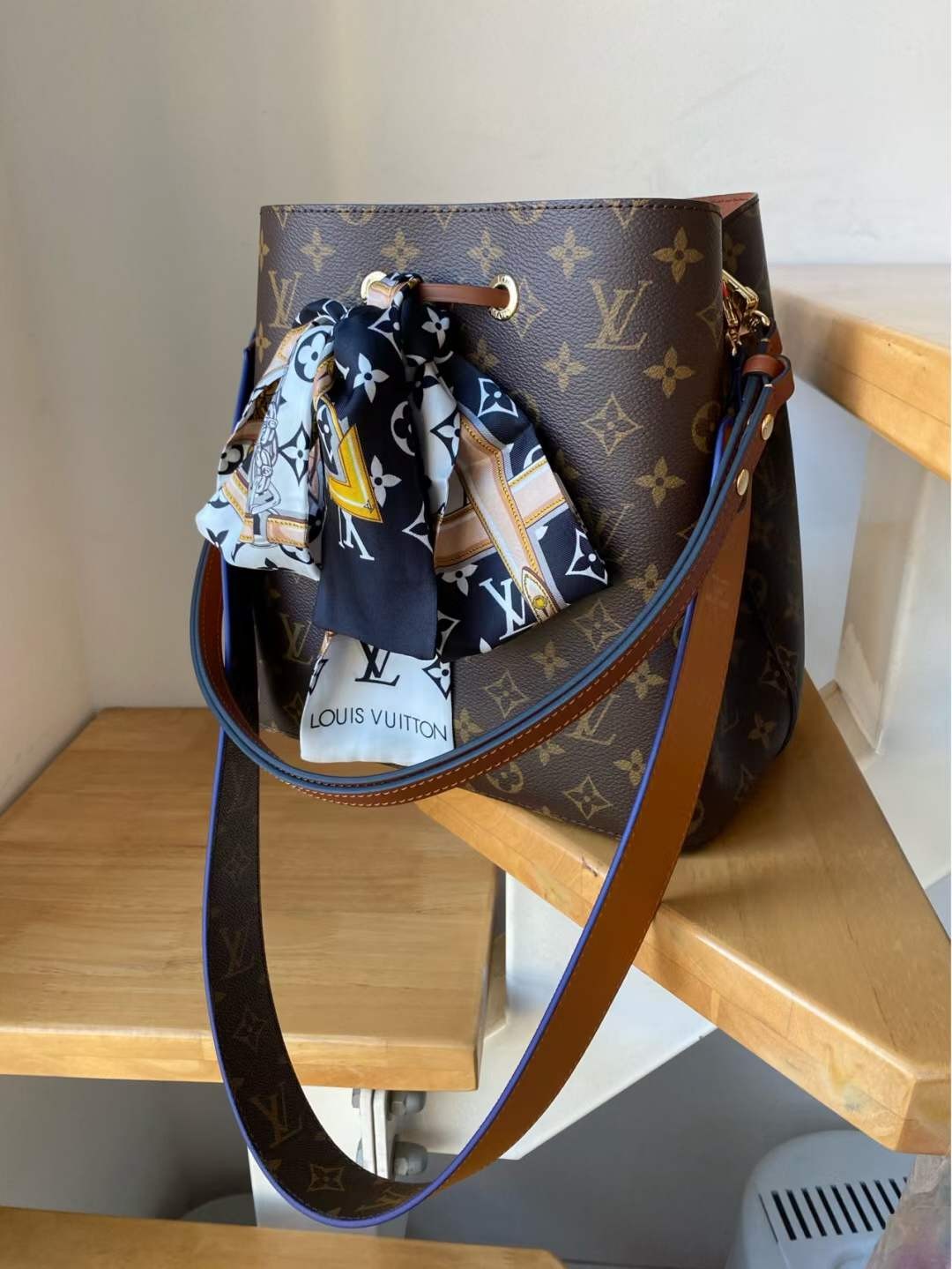 Louis Vuitton M44887 NÉONOÉ Top Replica Handbag Carrying Effect (2022 Latest)-Best Quality designer Bag Review, and online shopping, designer bag ru