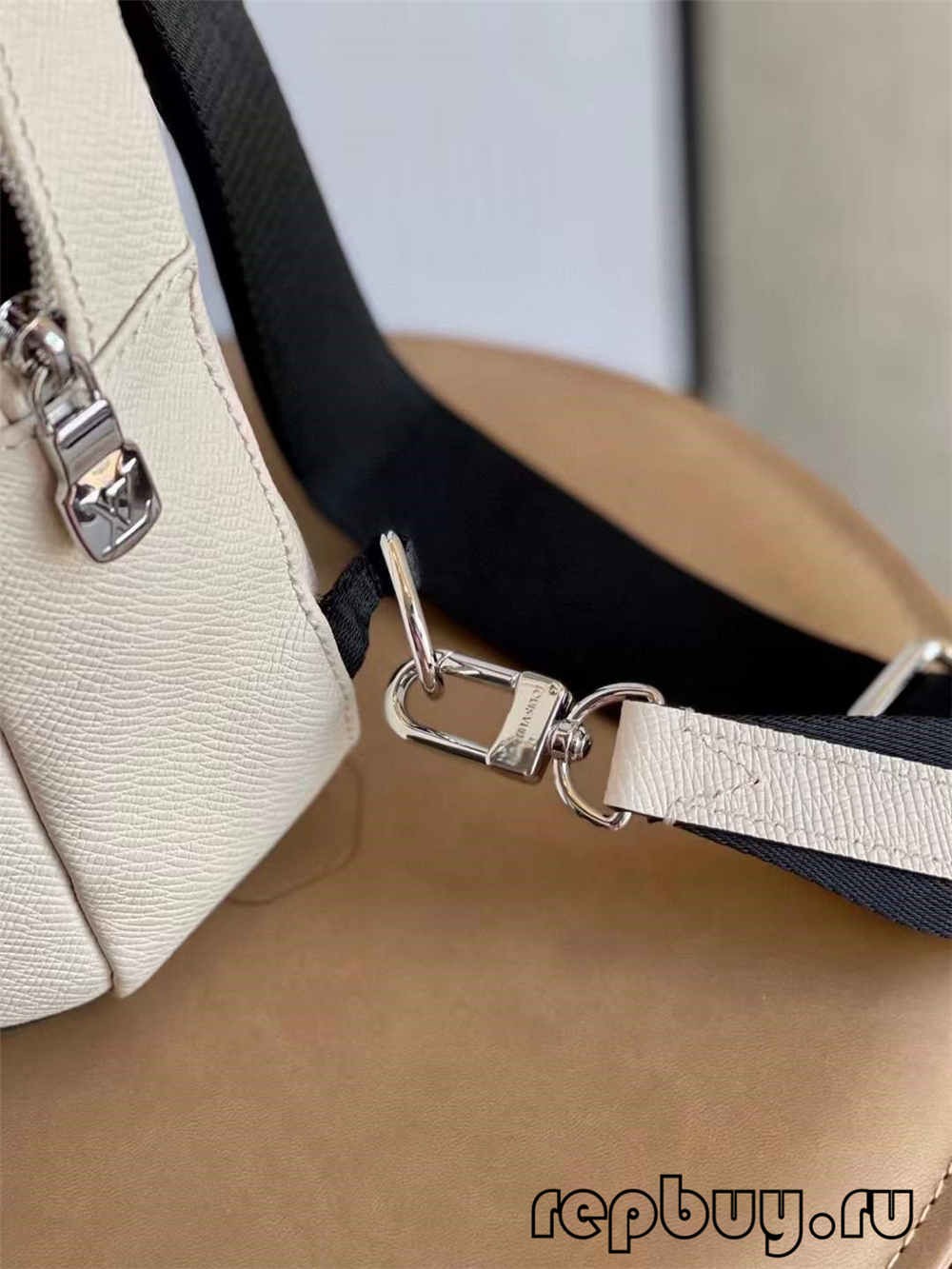 图片包含 游戏机, 袋子
描述已自动生成