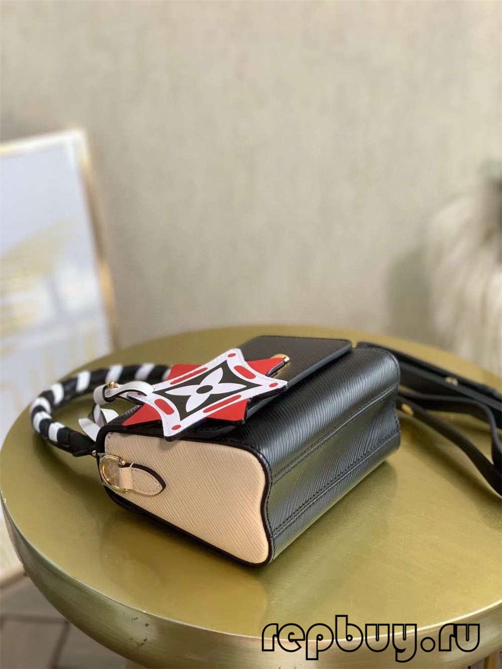 桌子上的手机
中度可信度描述已自动生成
