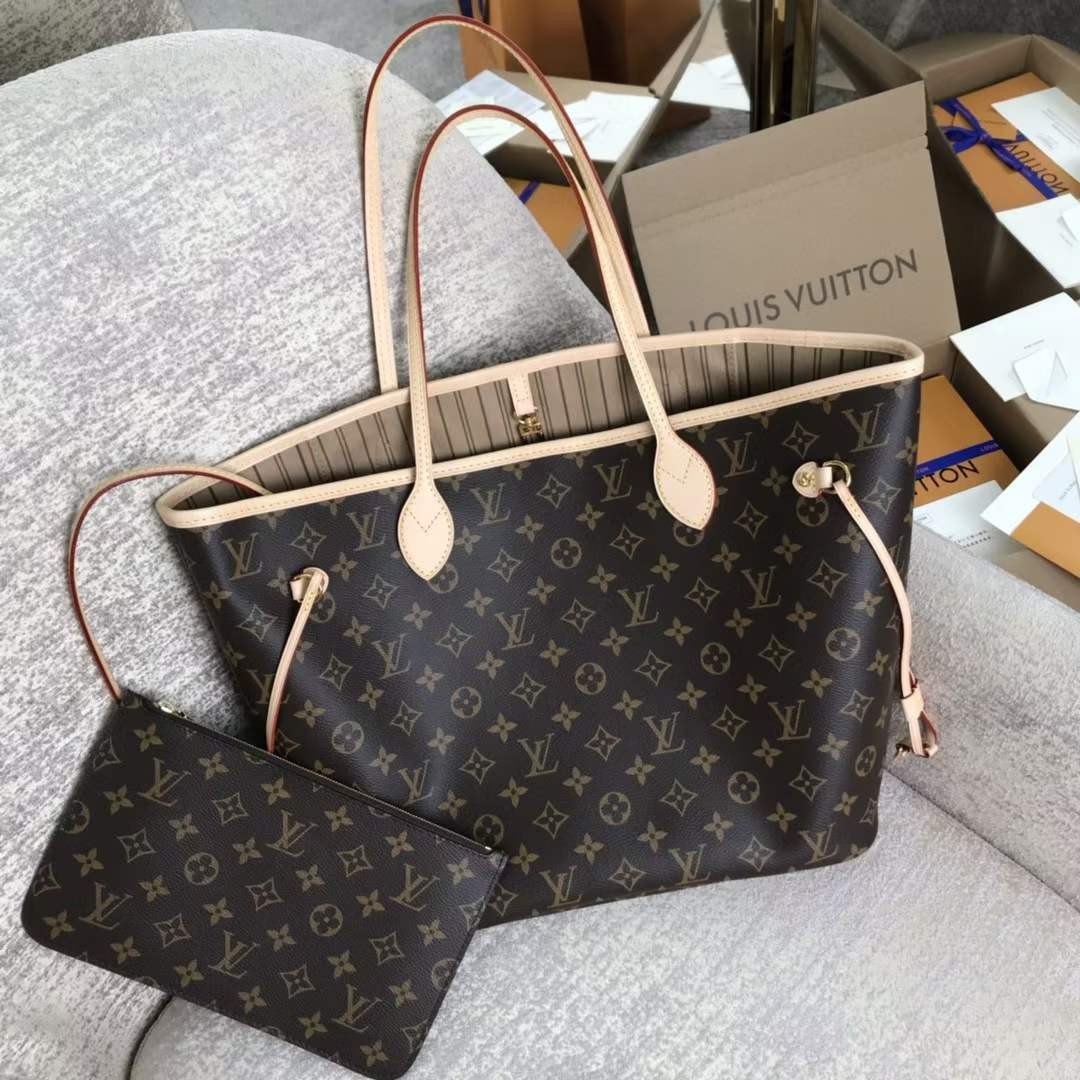 床上的行李箱
中度可信度描述已自动生成