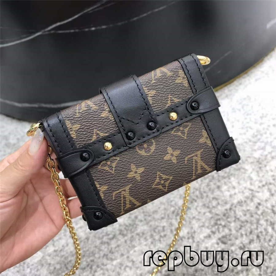 地上穿着球鞋的一双脚和刀
低可信度描述已自动生成