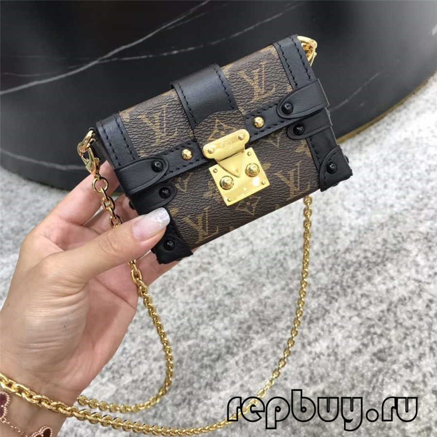 手里拿着枪
中度可信度描述已自动生成
