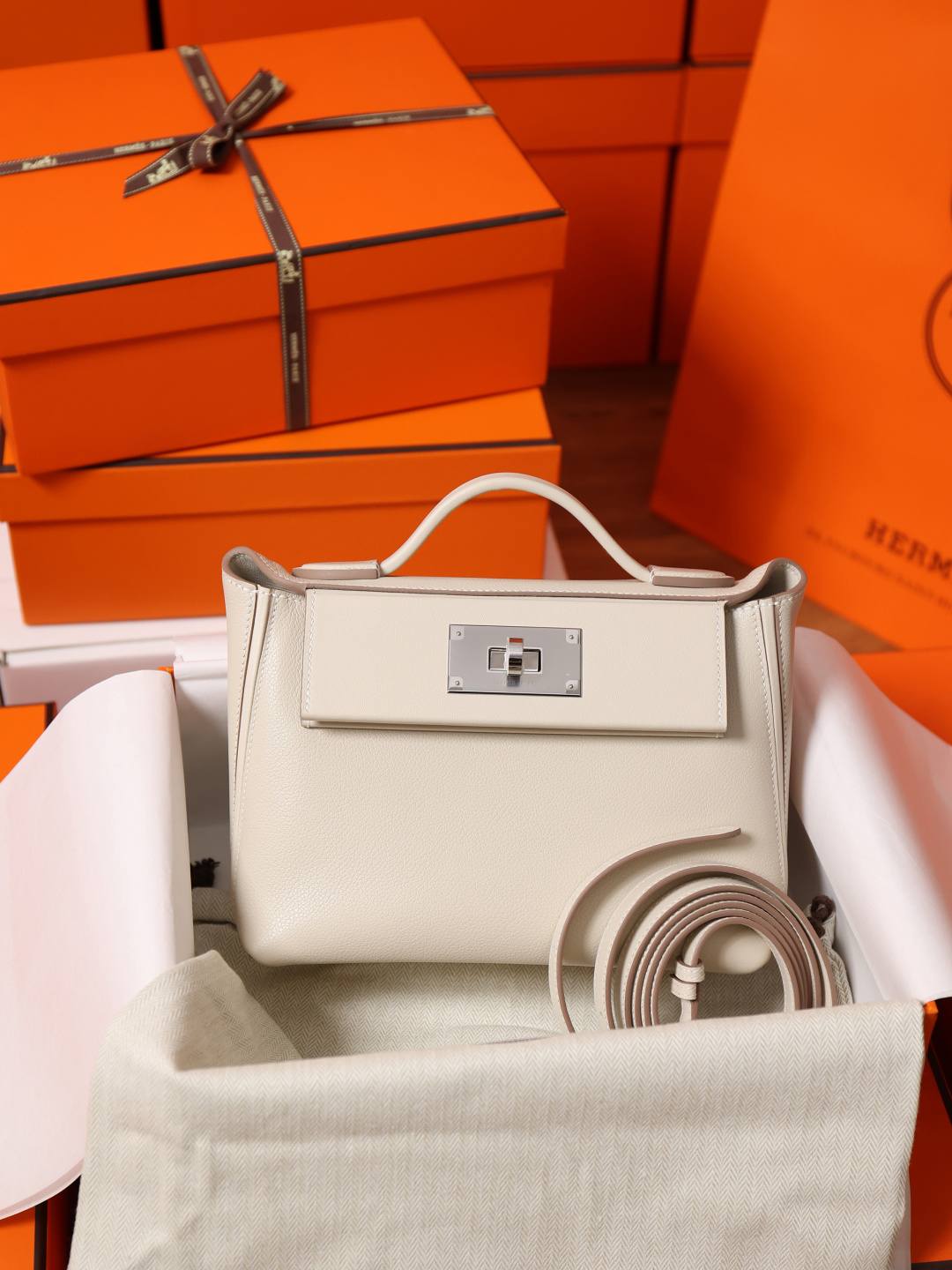 Shebag hand made Hermes 2424 bag in white leather review(Feb 2026 updated)-Best Quality designer Bag Review, and online shopping, designer bag ru Shebag hand made Hermes 2424 bag in white leather review(Feb 2026 updated)-Best Quality designer Bag Review, and online shopping, designer bag ru